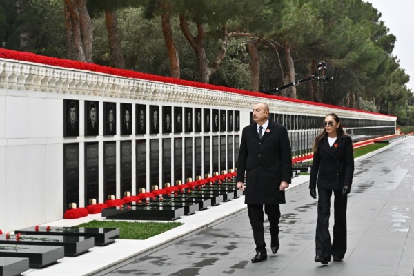 Prezident İlham Əliyev və birinci xanım Mehriban Əliyeva 20 Yanvar faciəsinin 32-ci ildönümü ilə əlaqədar Şəhidlər