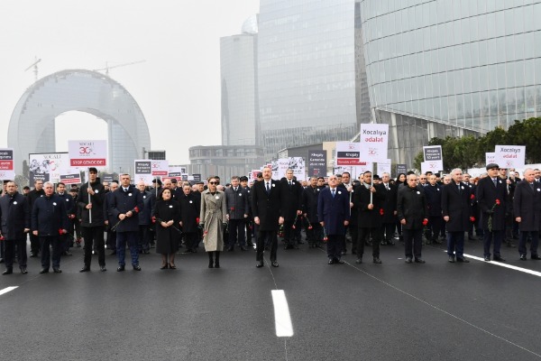 Xocalı soyqırımının 30-cu ildönümü ilə əlaqədar Bakıda ümumxalq yürüşü keçirilib Azərbaycan Prezidenti İlham Əliyev və birinci xanım Mehriban Əliyeva yürüşdə iştirak ediblər