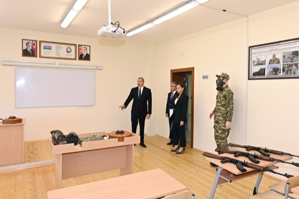 Prezident İlham Əliyev və birinci xanım Mehriban Əliyeva Bakının Kürdəxanı qəsəbəsində inşa olunan 304 nömrəli tam orta məktəbin açılışında iştirak ediblər