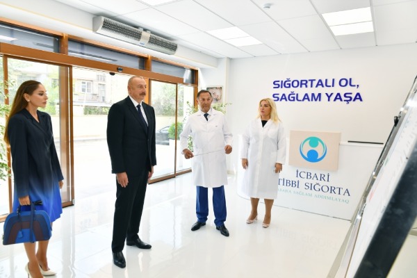 Prezident İlham Əliyev və birinci xanım Mehriban Əliyeva paytaxtın Bakıxanov qəsəbəsində 2 nömrəli doğum evində aparılmış əsaslı təmirdən sonra yaradılan şəraitlə tanış olublar