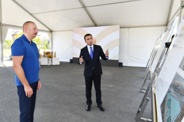 Prezident İlham Əliyev “Ağsu Aqropark”ın fəaliyyəti ilə tanış olub