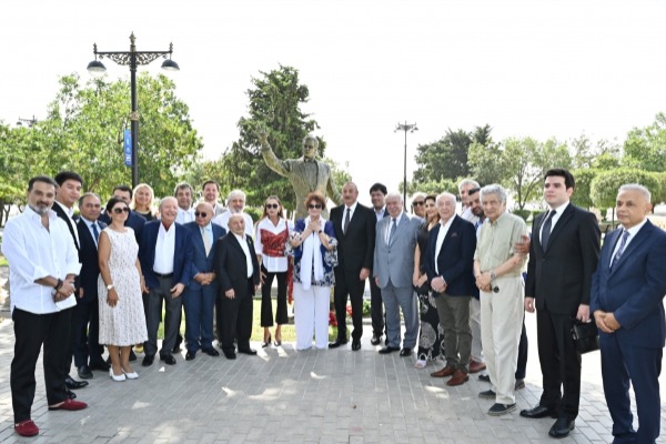 Avqustun 17-də Bakının Dənizkənarı Milli Parkında dünyaşöhrətli müğənni Müslüm Maqomayevin abidəsinin açılışı olub.