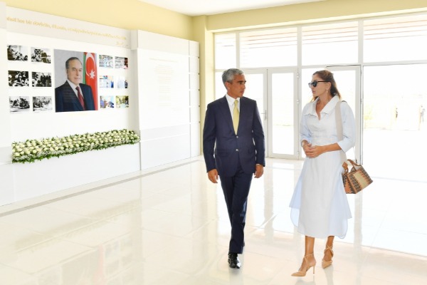 Birinci vitse-prezident Mehriban Əliyeva Binə qəsəbəsində orta məktəb binasının, Qaraçuxur qəsəbəsində körpələr evi-uşaq bağçasının açılışlarında iştirak edib
