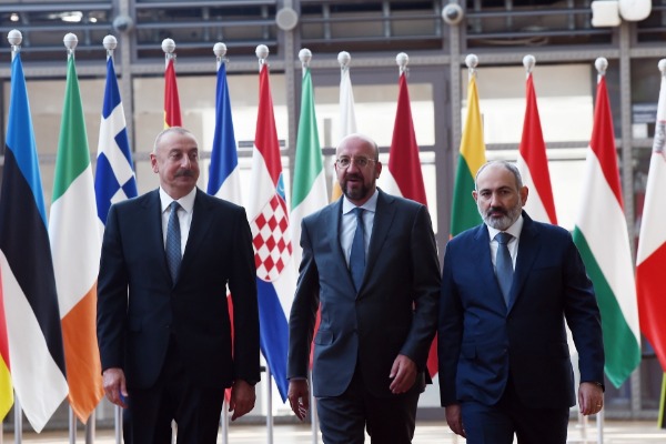 Brüsseldə Prezident İlham Əliyevin Avropa İttifaqı Şurasının Prezidenti Şarl Mişel və Ermənistanın baş naziri Nikol Paşinyan ilə görüşü başlayıb