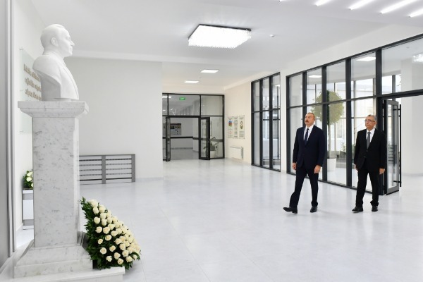 Azərbaycan Respublikasının Prezidenti İlham Əliyev Bakının Suraxanı rayonunda yeni inşa edilmiş 87 saylı məktəb kompleksində yaradılan şəraitlə tanış olub.