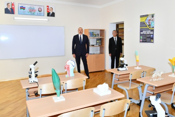 Azərbaycan Respublikasının Prezidenti İlham Əliyev Bakının Nəsimi rayonunda yeni korpusu tikilən 35 saylı tam orta məktəbdə yaradılan şəraitlə tanış olub.