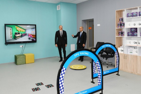 Prezident İlham Əliyev Saray qəsəbəsində yeni inşa edilən 2 saylı məktəbdə yaradılan şəraitlə tanış olub