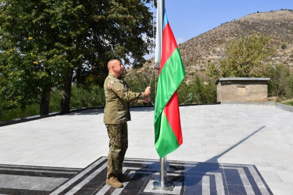 Prezident İlham Əliyev Laçın şəhərində Azərbaycan Bayrağını ucaldıb