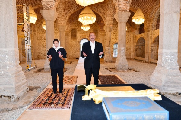 Prezident İlham Əliyev və birinci xanım Mehriban Əliyeva Şuşada Yuxarı Gövhər Ağa məscidini ziyarət edib, burada aparılan yenidənqurma və bərpa işləri ilə tanış olublar