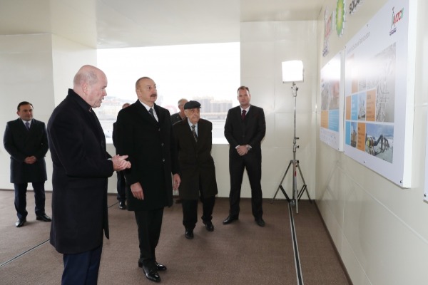 Prezident İlham Əliyev “Azəri-Mərkəzi-Şərqi” platformasının dayaq blokunun dənizə yola salınması mərasimində iştirak edib
