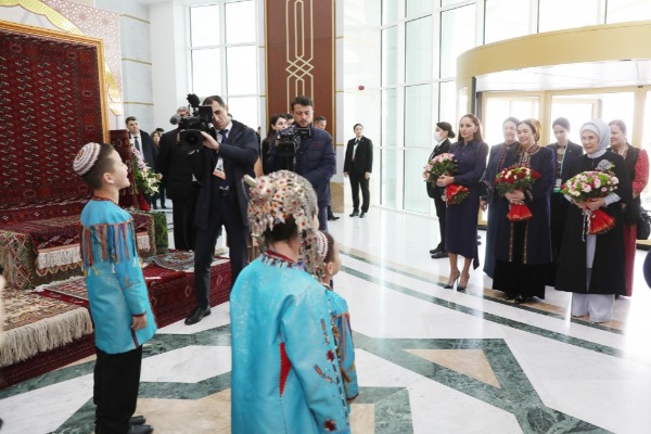 Azərbaycanın birinci xanımı Mehriban Əliyeva Türkmənbaşı şəhərində təsviri və dekorativ sənət əsərlərindən ibarət sərgilərlə tanış olub