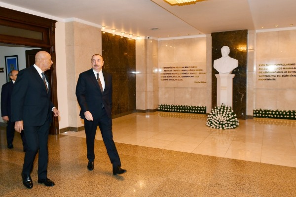 Prezident İlham Əliyev Qərbi Azərbaycan İcmasının inzibati binasında yaradılan şəraitlə tanış olub