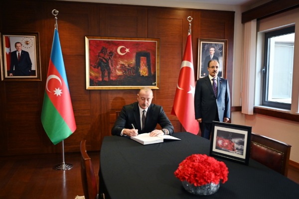 Prezident İlham Əliyev Türkiyənin Azərbaycandakı səfirliyində olub, çox sayda insanın həlak olması ilə əlaqədar başsağlığı verib