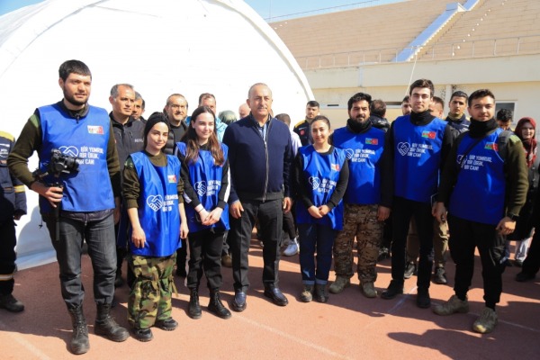 Türkiyənin xarici işlər naziri Azərbaycan könüllüləri ilə görüşüb