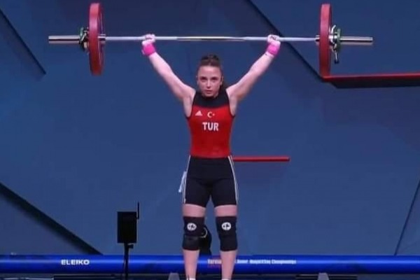 İrəvanda qızıl medal qazanan türkiyəli atlet: Qələbəni azərbaycanlı qardaşlarıma həsr edirəm