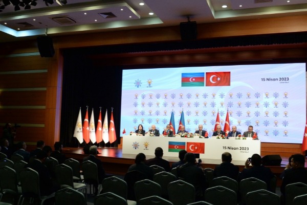 YAP ilə AK Parti arasında əməkdaşlığın inkişafı məsələləri müzakirə olunub