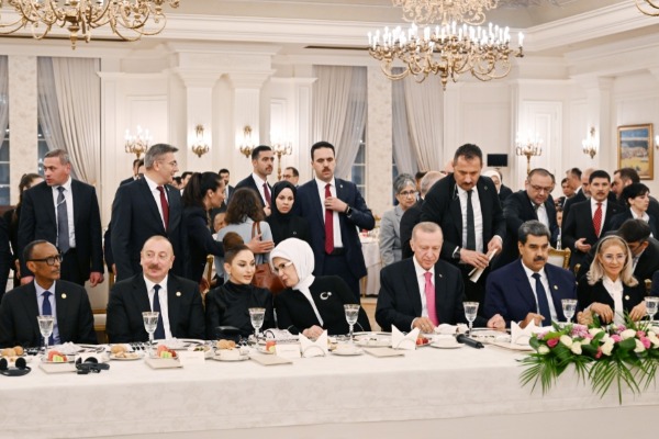 Türkiyə Prezidenti Rəcəb Tayyib Ərdoğanın adından mərasim iştirakçılarının şərəfinə şam yeməyi verilib