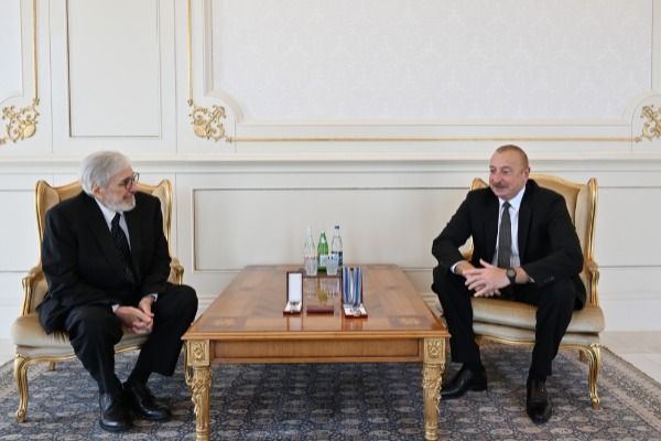 Prezident İlham Əliyev Xalq artisti Oqtay Mirqasımova “İstiqlal” ordenini təqdim edib